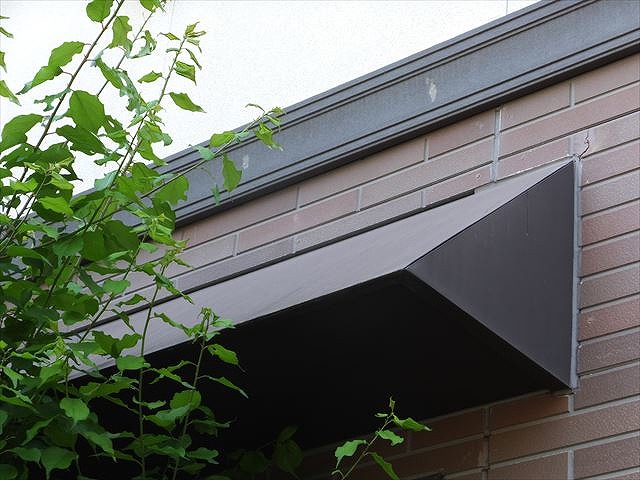 羽島市で行った外壁の点検に併せて、釘が緩んだ幕板や軒先の上裏なども確認しました